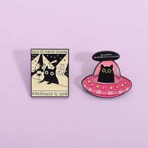 Broche en Alliage Émaillé Chat Noir Dessin Animé Motif OVNI Et Illustration Badge Pour Vêtements Sac À Dos Femme Homme Cadeau