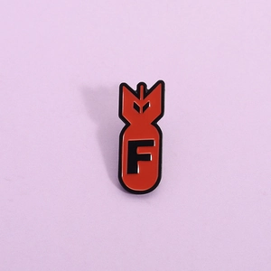 Épinglette en Émail Missile F Bomb Dessin Animé Badge en Alliage Créatif Broche Bombe Rouge Amusante pour Vêtements Sac à Dos