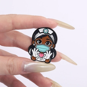 Détail d'une broche en émail d'infirmière de dessin animé avec une infirmière noire et cœur