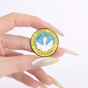Broche ronde en émail avec oie blanche et texte Honk sur un fond bleu ciel clair