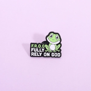 Broche en Émail Grenouille Dessin Animé Slogan Fully Rely On God Animal Vert Alliage Badge Accessoire Tendance pour Femmes Hommes