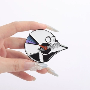 Dettaglio di una spilla punk a teschio in smalto con un design creativo a tachimetro