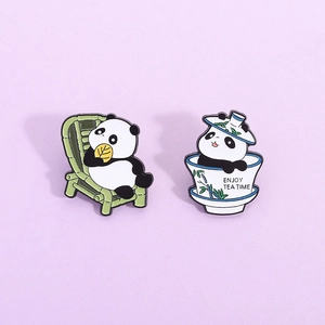 Süße Sichuan Panda Emaille Brosche Legierung Cartoon Riesenpanda In Teetasse Und Bambusstuhl Abzeichen Mode Schmuck Reversnadel