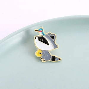 Broche en émail mignonne motif raton laveur et oiseau bleu avec finition dorée