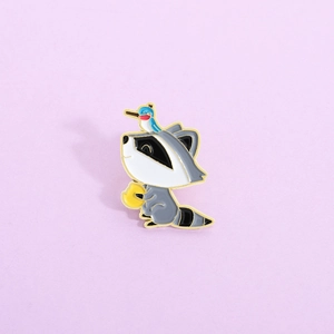 Broche en Émail Raton Laveur de Dessin Animé Avec Oiseau Bleu Épinglette en Alliage Peinture au Four Badge pour Vêtements