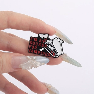Vista macro del broche gótico de ataúd de vampiro en esmalte con eslogan para Halloween