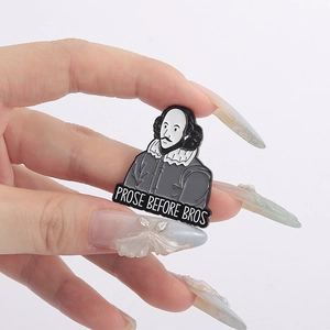Détail du pin's en émail Shakespeare avec le slogan humoristique Prose Before Bros