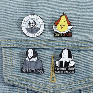 Lot de quatre broches en émail Shakespeare sur veste en jean avec humour littéraire
