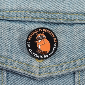 Lustige Waschbär-Emaille-Anstecknadel mit Text auf einer blauen Denim-Jacke