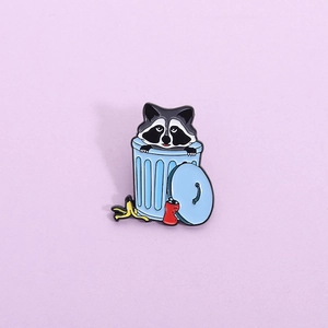 Süße Cartoon Waschbär Im Mülleimer Emaille Pin Legierung Metall Abzeichen Brosche Für Rucksack Kleidung Jacke Unisex Modeschmuck Geschenk