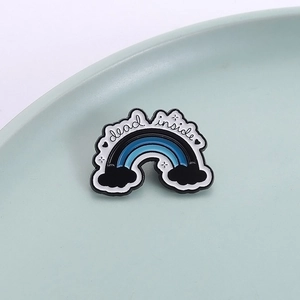 Broche en émail arc-en-ciel bleu Dead Inside avec nuages noirs sur un plateau