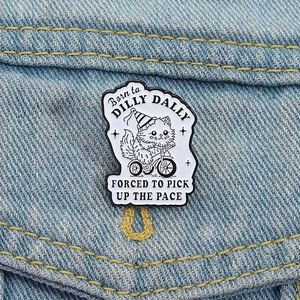 Retro Emaille-Anstecknadel Katze auf Fahrrad mit lustigem Spruch auf Denim