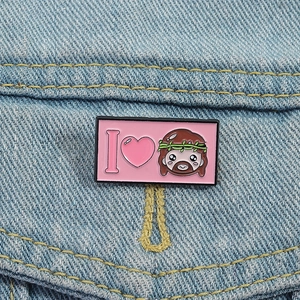 Spilla rettangolare in smalto rosa con Gesù cartoon su una giacca di jeans