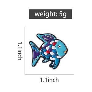 Detail showing tropical fish brooch dimensions of 1.1x1.1 inches and weight of 5g