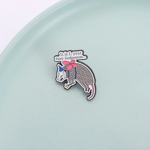 Spilla in smalto opossum fata con bacchetta a stella su piatto decorativo blu