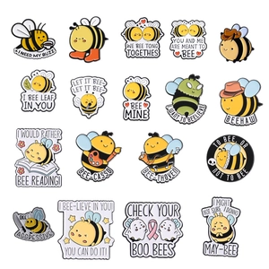 Set di 18 spille in smalto a forma di ape con disegni divertenti come Bee-Casso su fondo bianco
