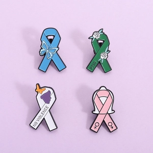 Lot de quatre broches en émail coloré en forme de rubans avec papillon et motifs de roses