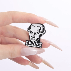 Detailaufnahme der Immanuel Kant Emaille-Anstecknadel mit lustigem Wortspiel-Text