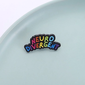 Spilla in smalto Neurodivergent arcobaleno con scritte colorate su base in metallo nero