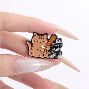 Detail der Emaille-Anstecknadel mit orangefarbener Katze und humorvollem englischem Text