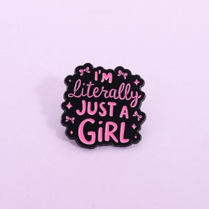 Rosa I'M Literally JUST A GIRL Slogan Emaille Pin Schleife Metall Brosche Abzeichen Für Damen Kleidung Tasche Schmuck Geschenk