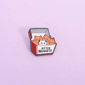 Broche en émail kitten nuggets avec des pièces de poulet en forme de chat dans une boîte