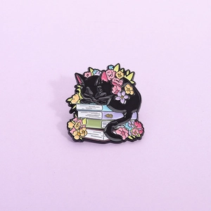 Pin's en Émail Chat Noir Dormant Sur Des Livres Alliage de Zinc Vernis à Cuisson Badge Floral Broche Pour Vêtements Sac à Dos Bijoux Unisexe