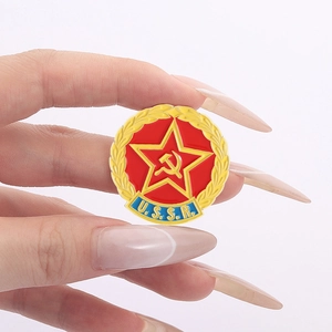 Vue détaillée d'un badge émaillé de l'URSS avec faucille et marteau dorés sur fond rouge
