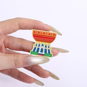 Broche en émail représentant le centre de Kazan avec des couleurs vives pour habits