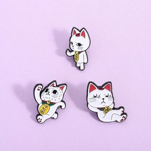 Broche en Émail Chat de la Fortune de Dessin Animé Drôle en Alliage de Zinc Peint Badge Épinglette Accessoire Bijoux Pour Unisexe Veste en Jean Sac à Dos Cadeau