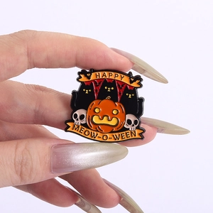 Detail der Halloween-Emaille-Anstecknadel mit schwarzer Katze und Kürbis in der Hand
