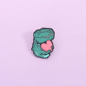 Cartoon-Dinosaurier-Emaille-Brosche mit rosa Herz auf hellviolettem Hintergrund