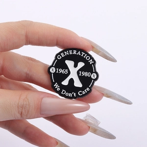 Details der Generation X Emaille-Anstecknadel mit 1965-1980 Jahren und Slogan