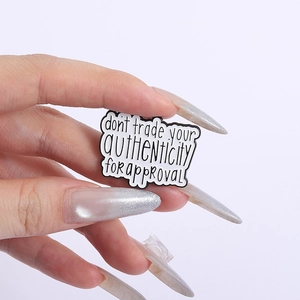 Détail du pin's émaillé avec la citation Don't trade your authenticity for approval gravée