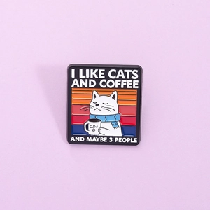 Spilla in Smalto Gatto Bianco Con Caffè Retrò Tramonto a Strisce Lega di Zinco Distintivo per Abbigliamento Decorazione Zaino
