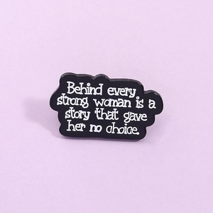 Derrière Chaque Femme Forte Citation Broche Émaillée Alliage de Zinc Badge Féministe Inspirant Bijoux pour Femme Accessoire de Vêtement