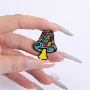 Künstlerische psychedelische Pilz-Emaille-Anstecknadel mit bunten Spiralmustern auf Metall