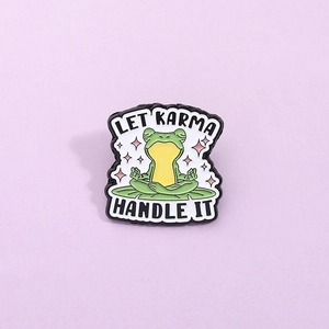 Spilla Smaltata Rana Meditazione Cartone Animato Distintivo Let Karma Handle It Animale Divertente Lega Di Zinco Per Zaino Vestiti Gioielli Unisex