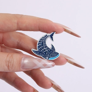 Détail du pin's en émail requin-baleine avec dégradé bleu et finition scintillante