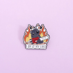 Pin's en Émail Chat Noir Dessin Animé Amusant Avec Tronçonneuse Alliage de Zinc Badge Flamme pour Sac à Dos Vêtements Cadeau