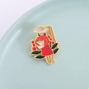 Broche émaillée femme en robe rouge avec texte Yunnan et cerises de café sur métal doré
