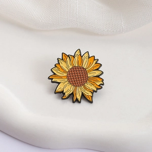 Broche créative en émail tournesol avec pétales jaunes sur fond blanc doux élégant