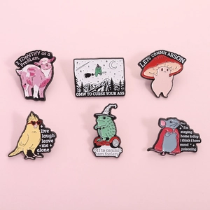 Set de seis pines esmaltados de animales divertidos con frases en fondo rosado