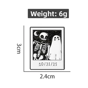 Dimensions détaillées du pin's émaillé Halloween fantôme et crâne de 3 cm x 2,4 cm