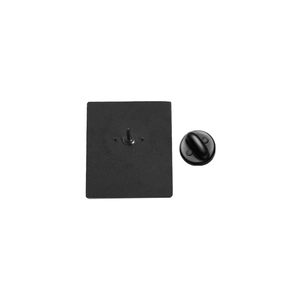 Détail du dos du badge en émail noir mat avec son fermoir en caoutchouc assorti