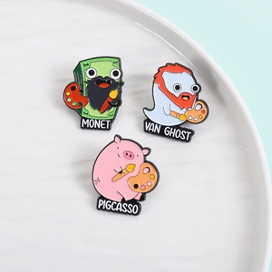 Broches en émail représentant Monet, Van Ghost et Pigcasso sur un plateau en céramique