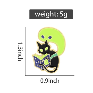 Vue détaillée du pin's d'Halloween montrant les dimensions du chat lisant avec fantôme