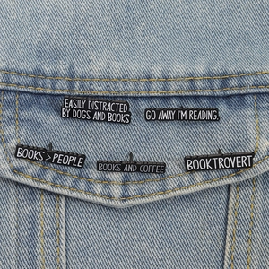 Lot de cinq pin's en émail noir avec citations sur les livres sur veste en jean