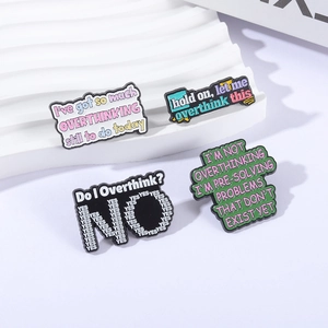 Lot de quatre broches en émail colorées Overthinking fabriquées en alliage métallique