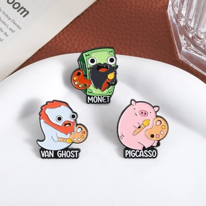 Broches en émail aux motifs Monet, Van Ghost et Pigcasso sur un plateau en céramique